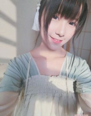 女生发出哼哼唧唧的声音助眠